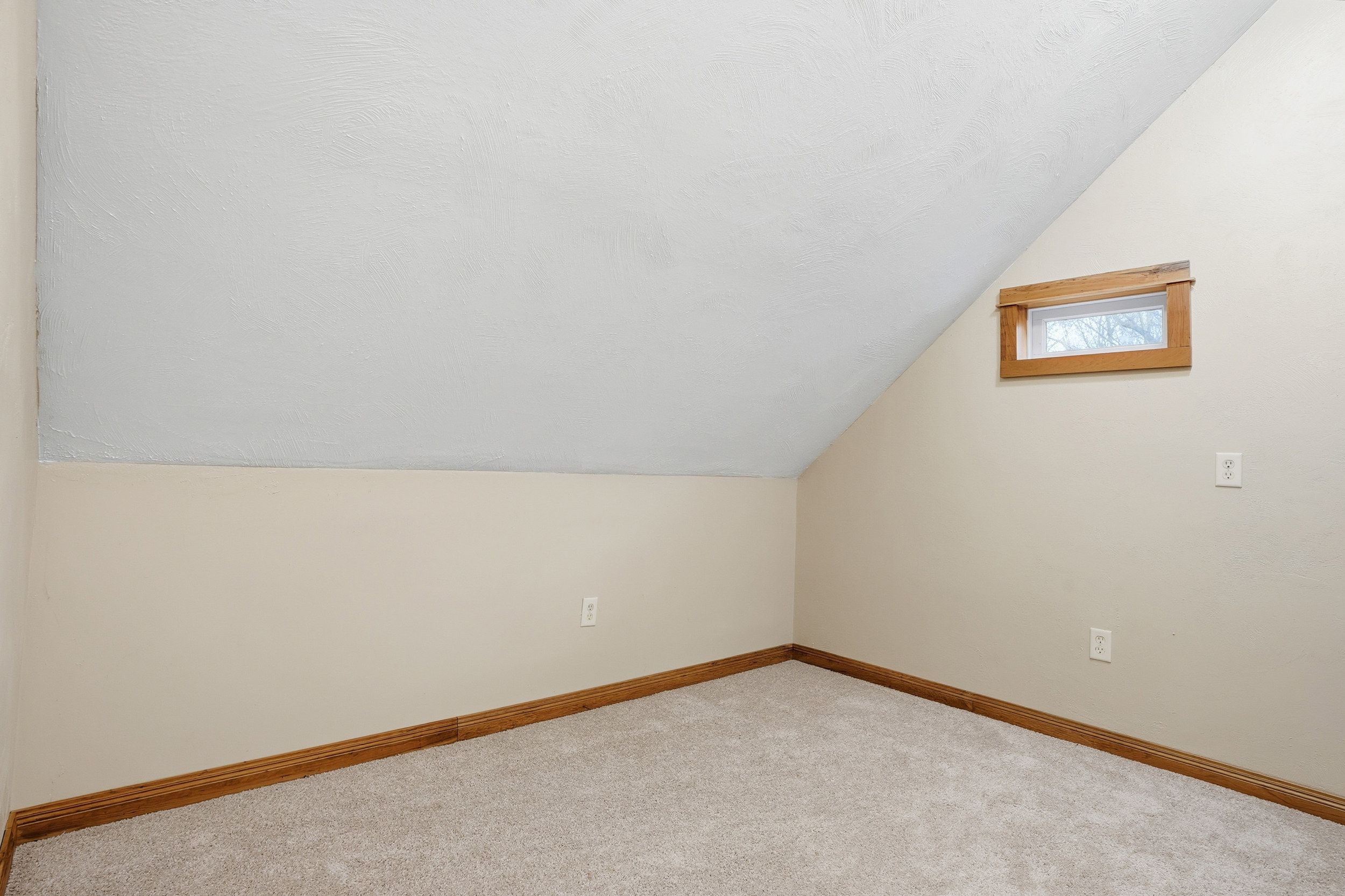 Listing Photo: 3300 Underwood Ave 0019-